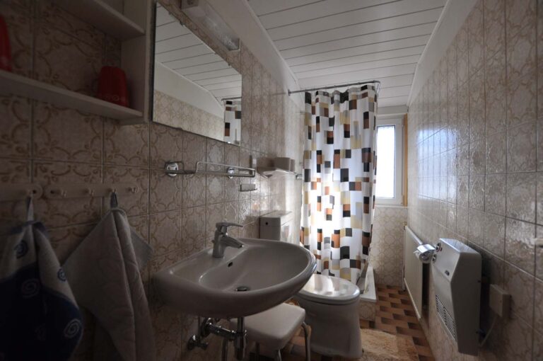 Das Badezimmer zugehörig zum Elternschlafzimmer in den Ferienwohnungen Eixelsberger zugehörig Schlafzimmer 1