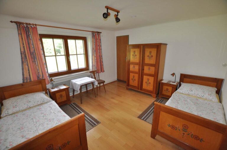 Das zweite Schlafzimmer der Ferienwohnung Blaumeise mit eigenem Badezimmer