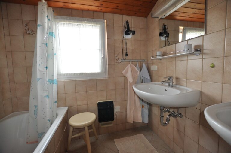 Das Badetimmer mit Badewanne der Ferienwohnung Seerose im Haus Eixelsberger
